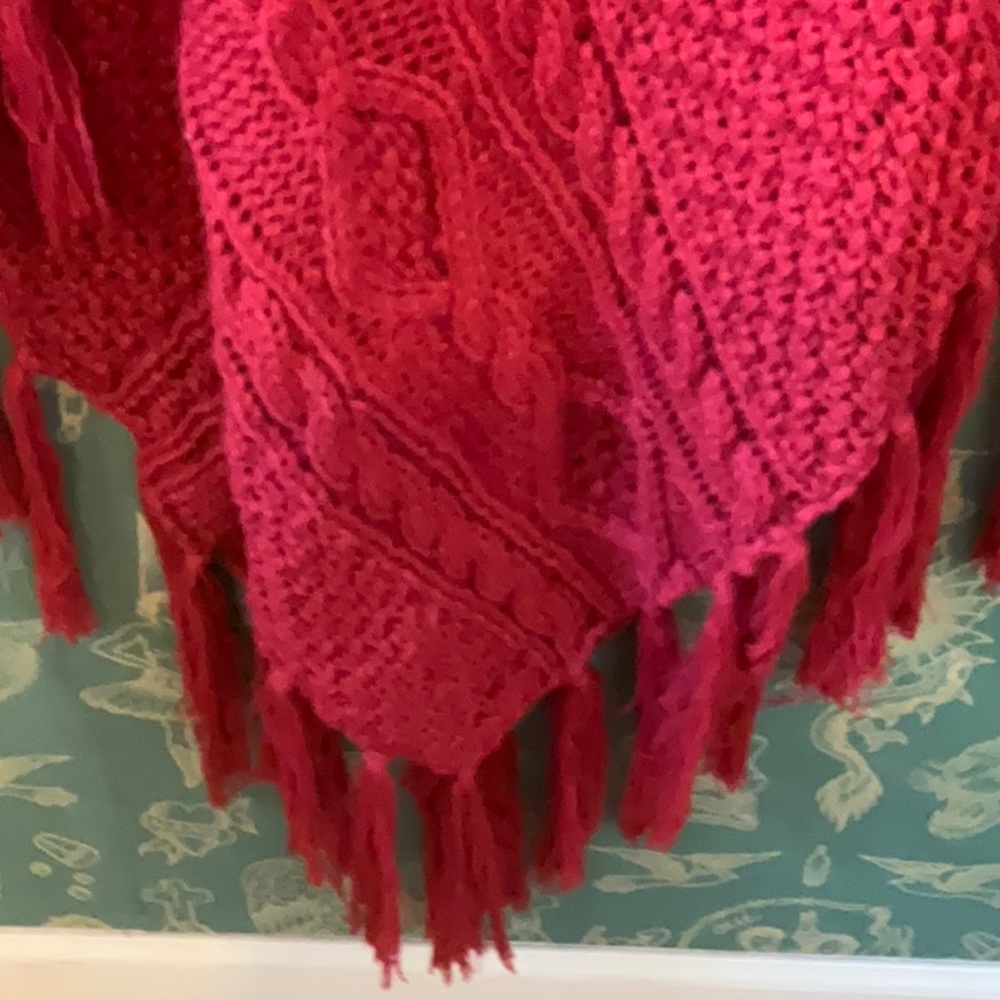 Red poncho - Picture 4 of 4